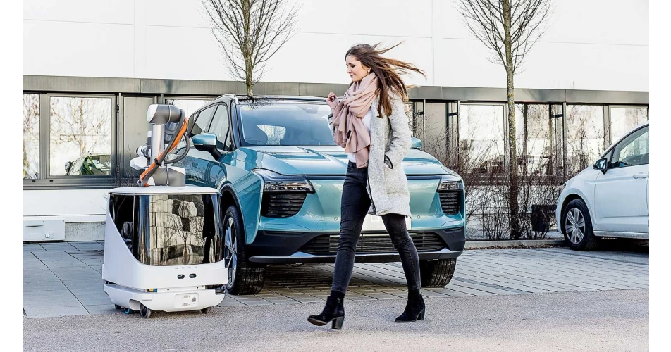 Robot charger will find your car