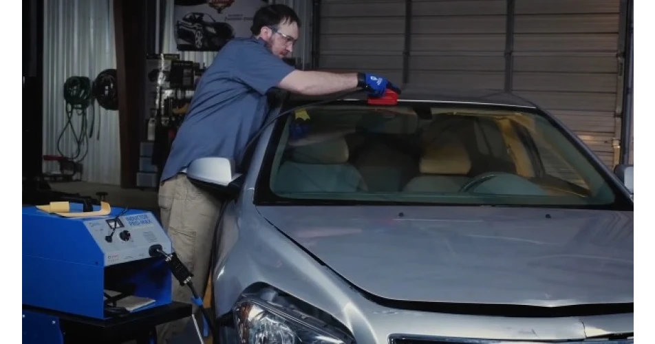 Fast and safe windscreen removal with the Glass Blaster