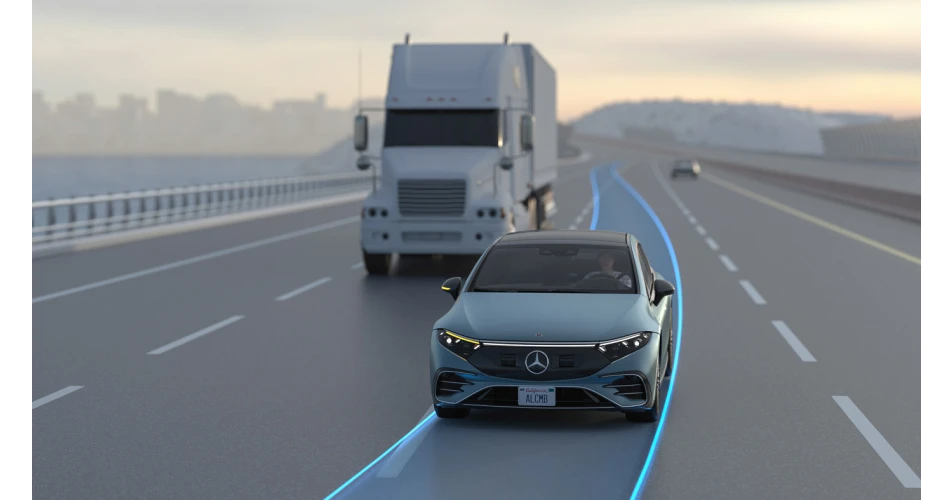 Mercedes introduces Automatic Lane Change Function 