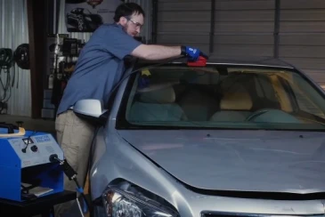 Fast and safe windscreen removal with the Glass Blaster